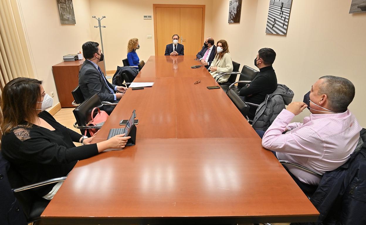 Reunión del alcalde con representantes de trabajadores de Unicaja.