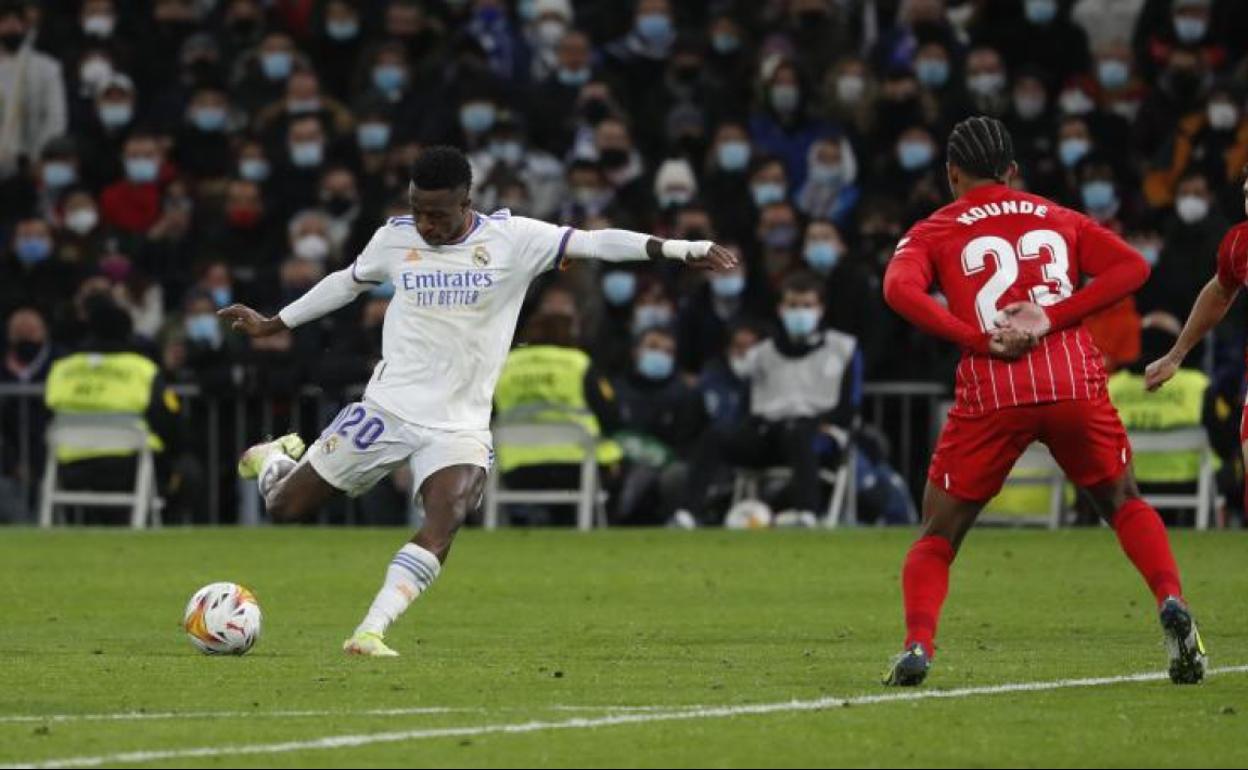 Vinicius ejecuta el disparo que le dio la victoria al Real Madrid frente al Sevilla. 