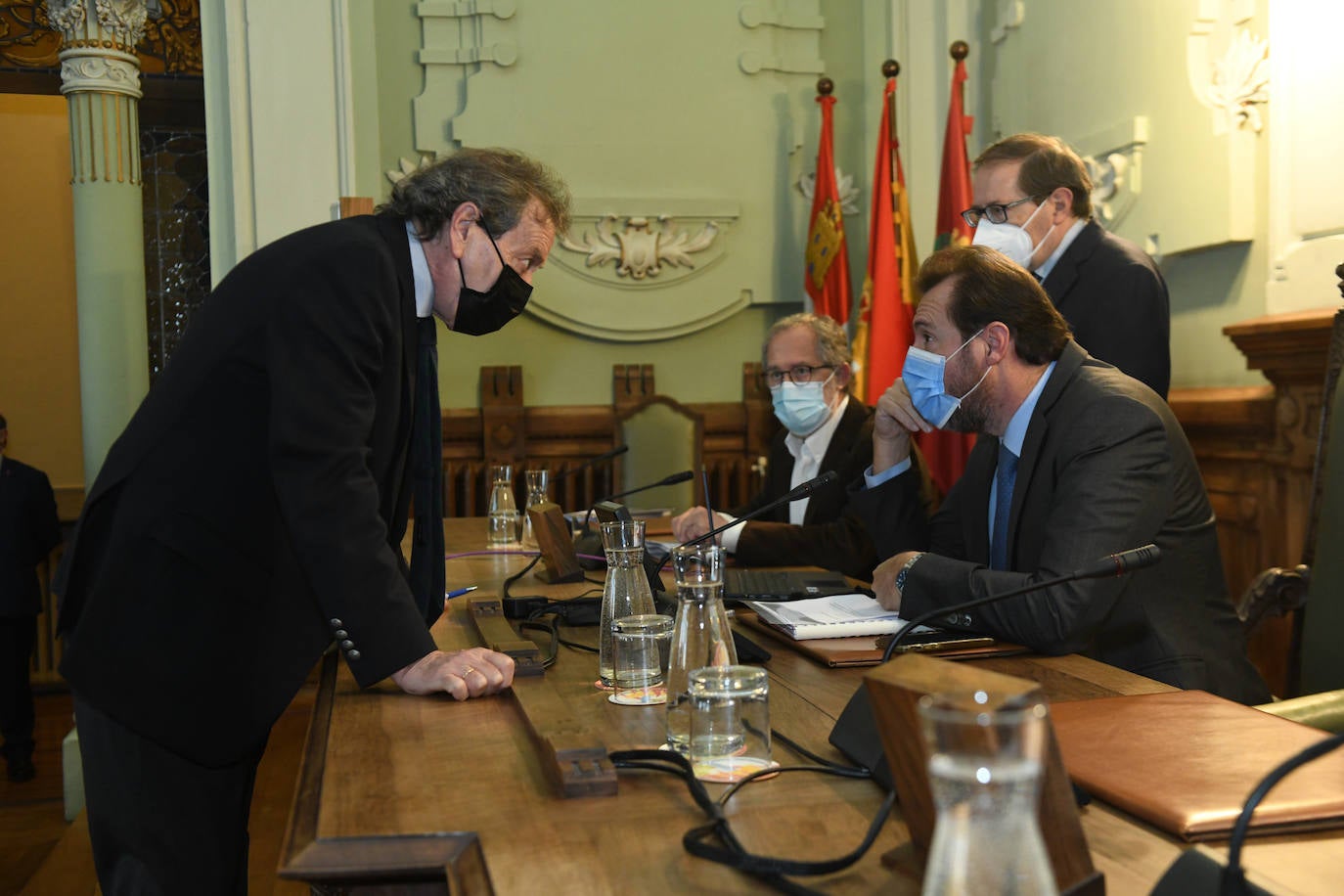 De Santiago-Juárez habla con el alcalde antes de comenzar la sesión. 