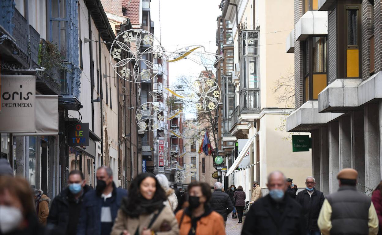 Gente en las calles de Valladolid estos días de Navidad. 