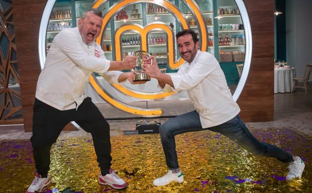 Miki Nadal y Juanma Castaño sostienen el trofeo que les acredita como ganadores de la sexta edición de 'MasterChef Celebrity'.