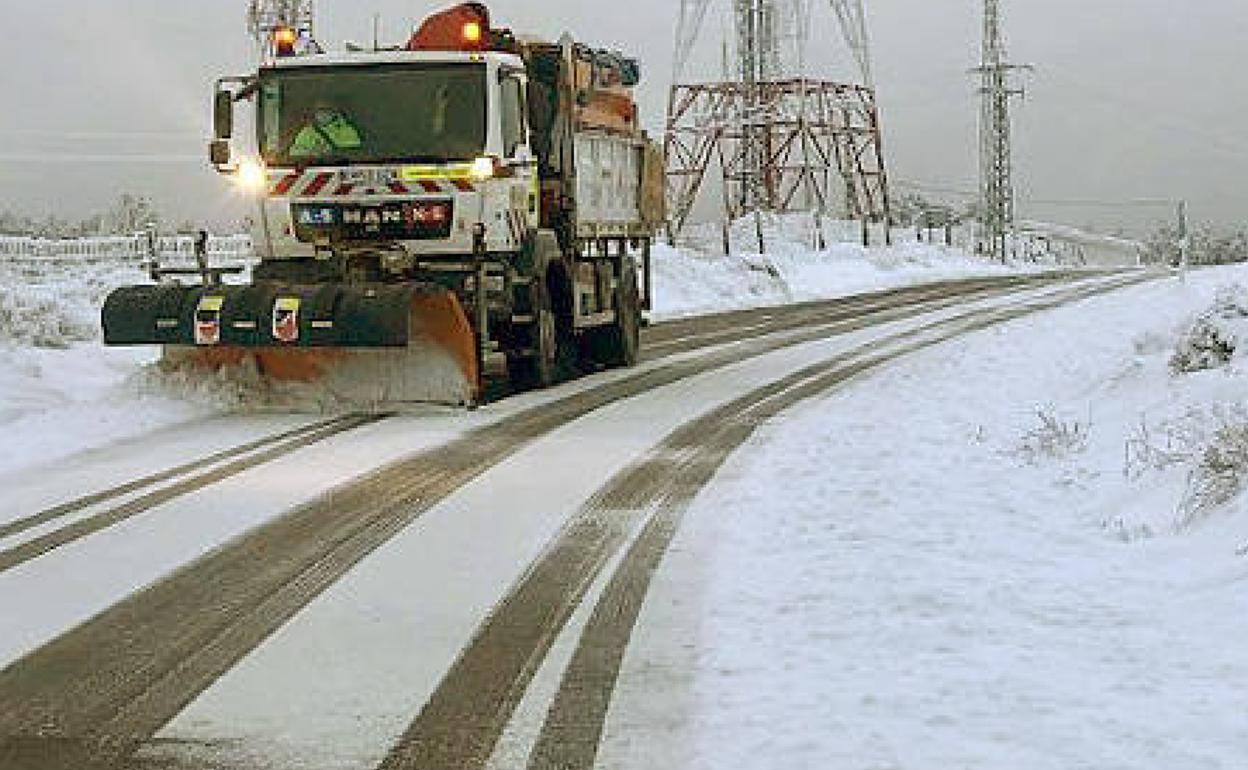 Una máquina quitanieves limpia una carretera de la provincia de Ávila este fin de semana. 