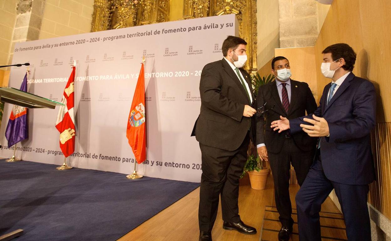 Sánchez Cabrera, alcalde de Ávila y de Por Ávila, conversa con Alfonso Fernández Mañueco y el presidente del PP y de la Diputación abulense.