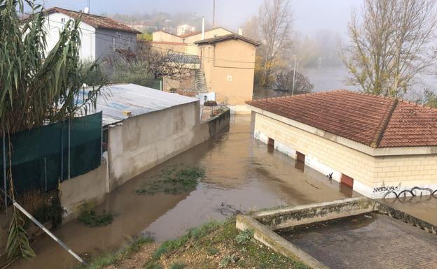 Varias casas anegadas en Miranda de Ebro 