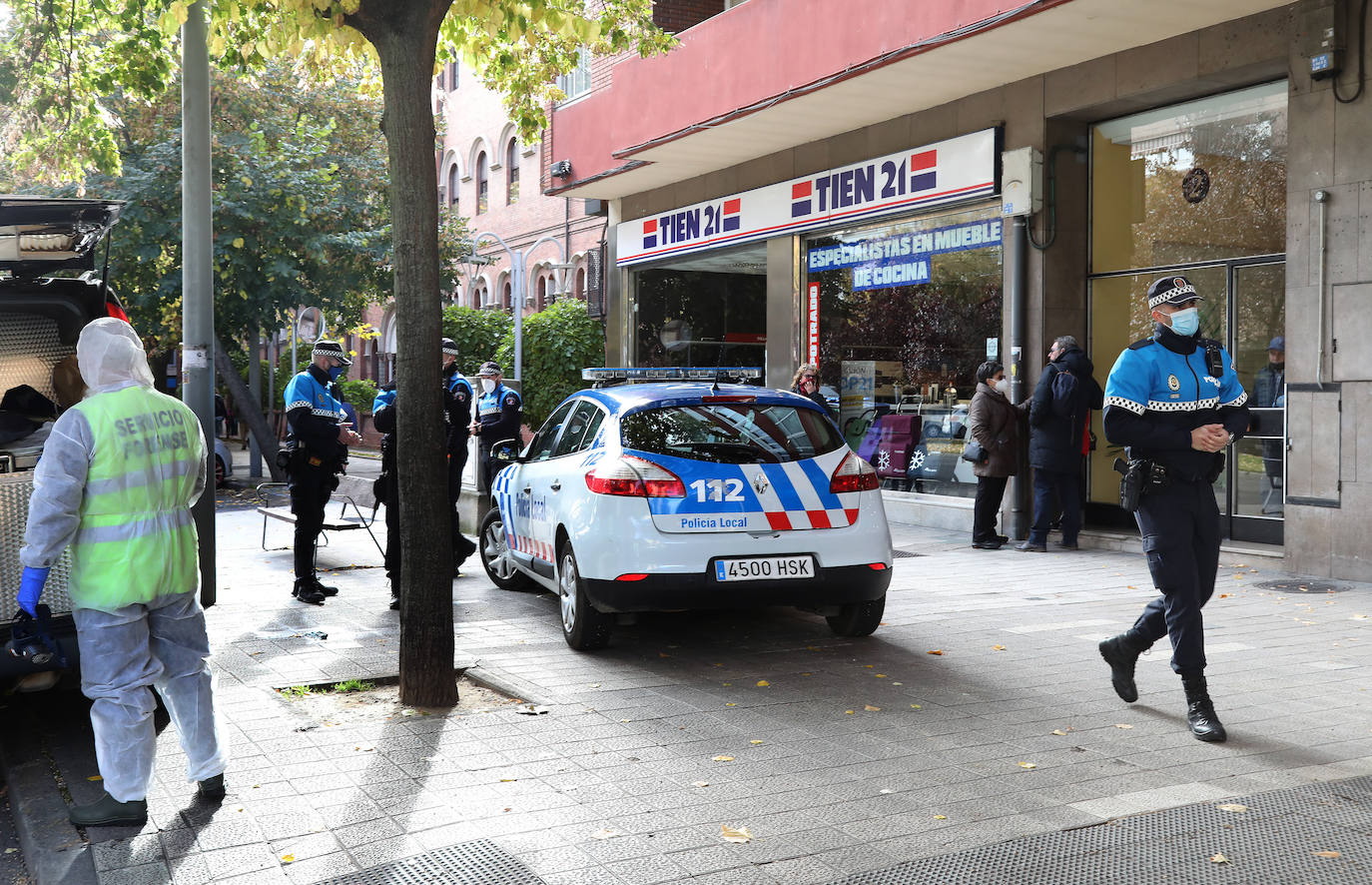 Servicios forenses y policías locales, junto al portal donde el pasado día 8 encontraron a una mujer muerta en su domicilio. 