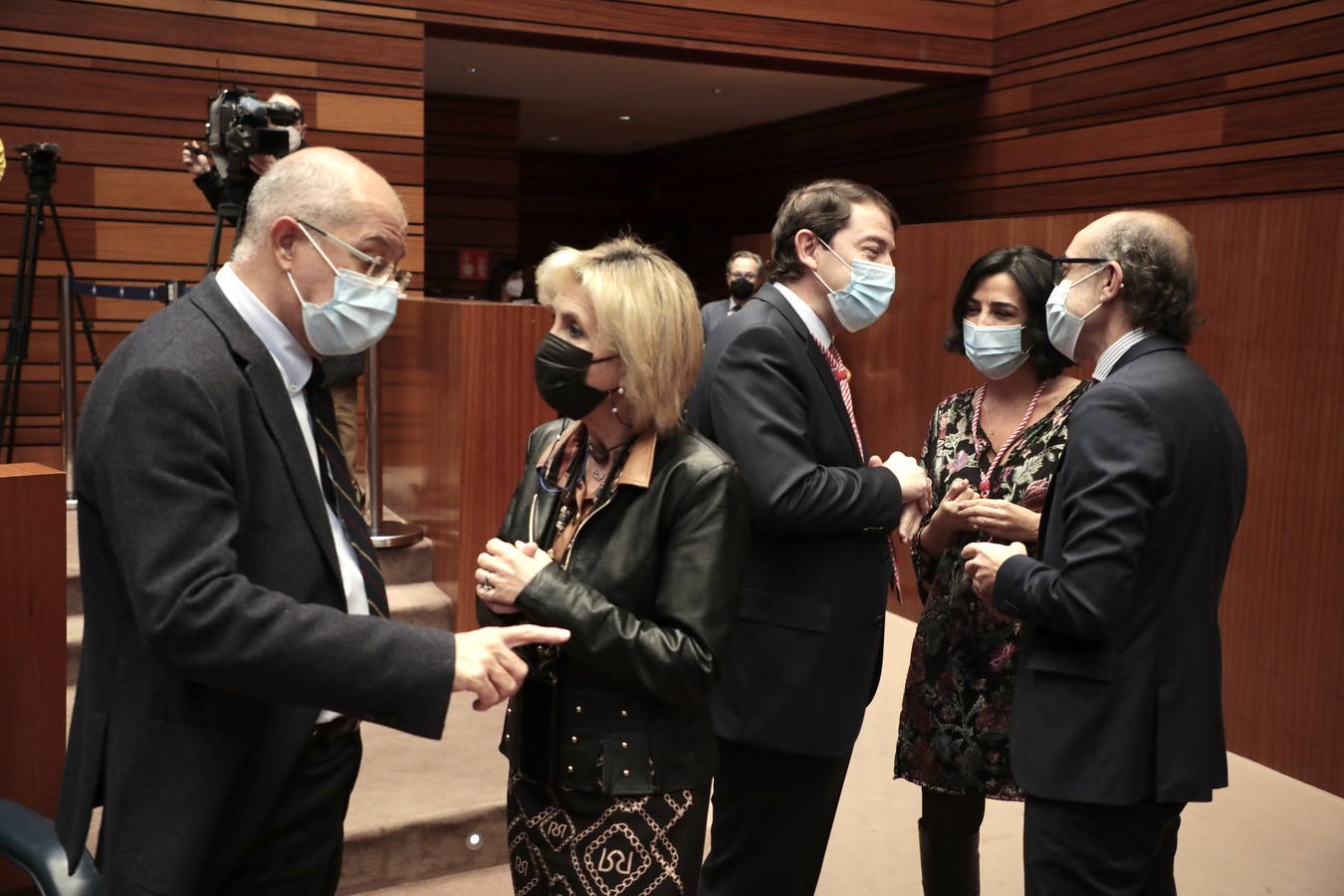 Fotos: Entrega de la Medalla de Oro de las Cortes a los sanitarios y sociosanitarios por su labor durante la pandemia