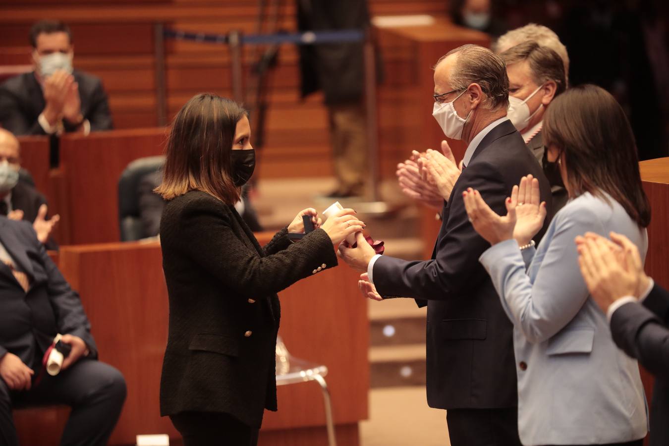 Fotos: Entrega de la Medalla de Oro de las Cortes a los sanitarios y sociosanitarios por su labor durante la pandemia