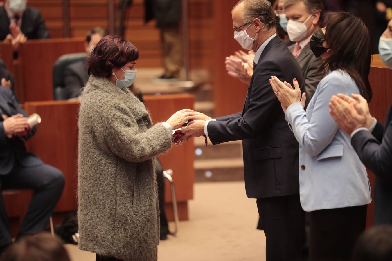 Fotos: Entrega de la Medalla de Oro de las Cortes a los sanitarios y sociosanitarios por su labor durante la pandemia