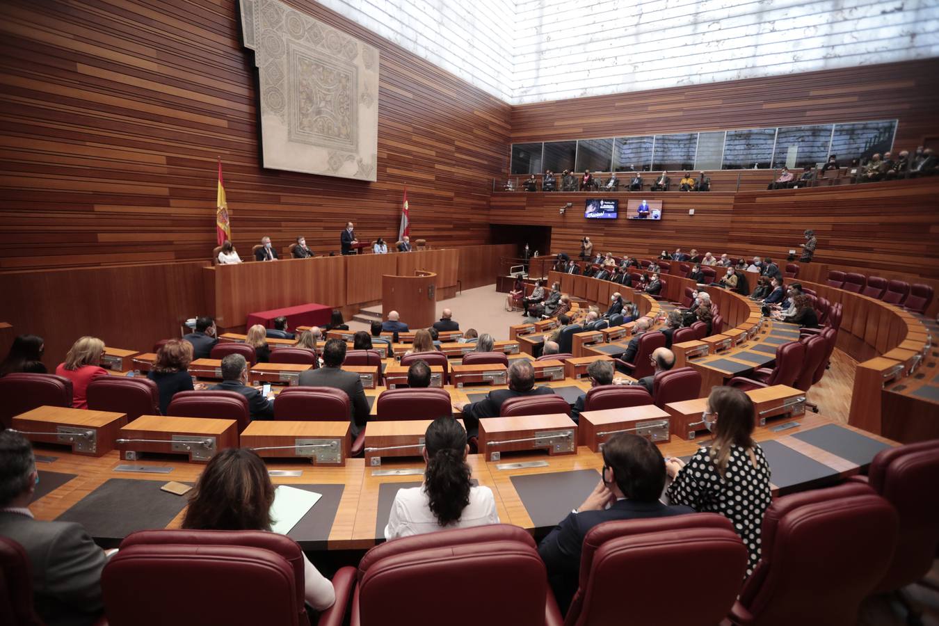 Fotos: Entrega de la Medalla de Oro de las Cortes a los sanitarios y sociosanitarios por su labor durante la pandemia