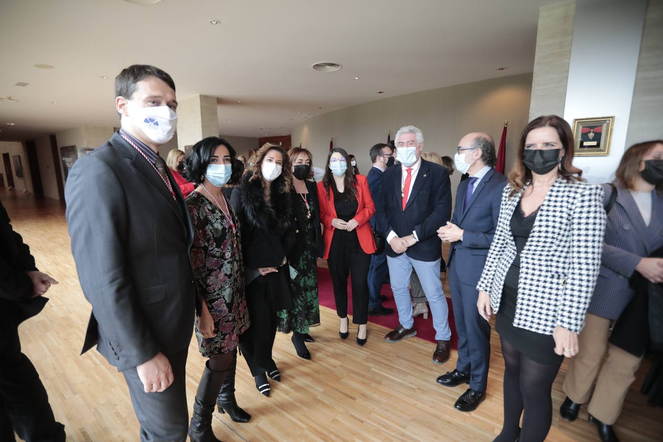 Fotos: Entrega de la Medalla de Oro de las Cortes a los sanitarios y sociosanitarios por su labor durante la pandemia