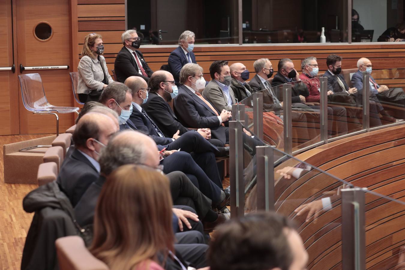 Fotos: Entrega de la Medalla de Oro de las Cortes a los sanitarios y sociosanitarios por su labor durante la pandemia