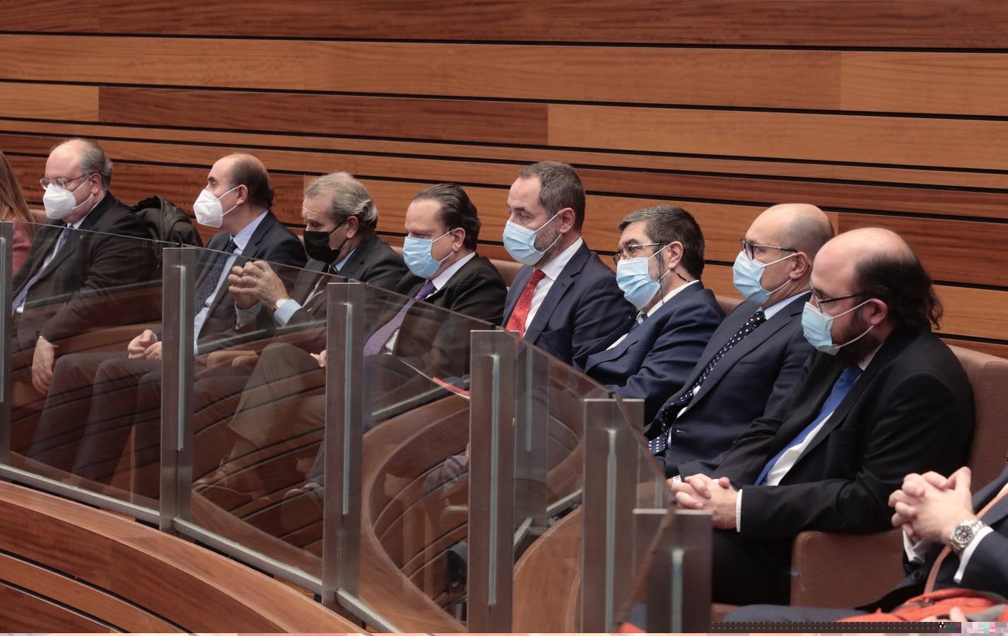 Fotos: Entrega de la Medalla de Oro de las Cortes a los sanitarios y sociosanitarios por su labor durante la pandemia