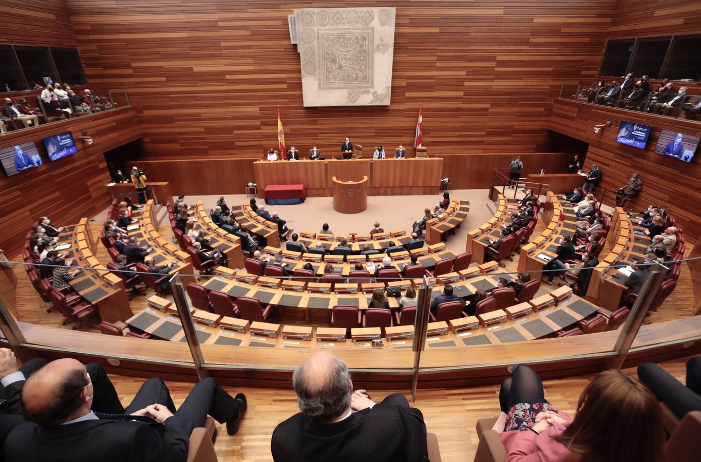 Fotos: Entrega de la Medalla de Oro de las Cortes a los sanitarios y sociosanitarios por su labor durante la pandemia