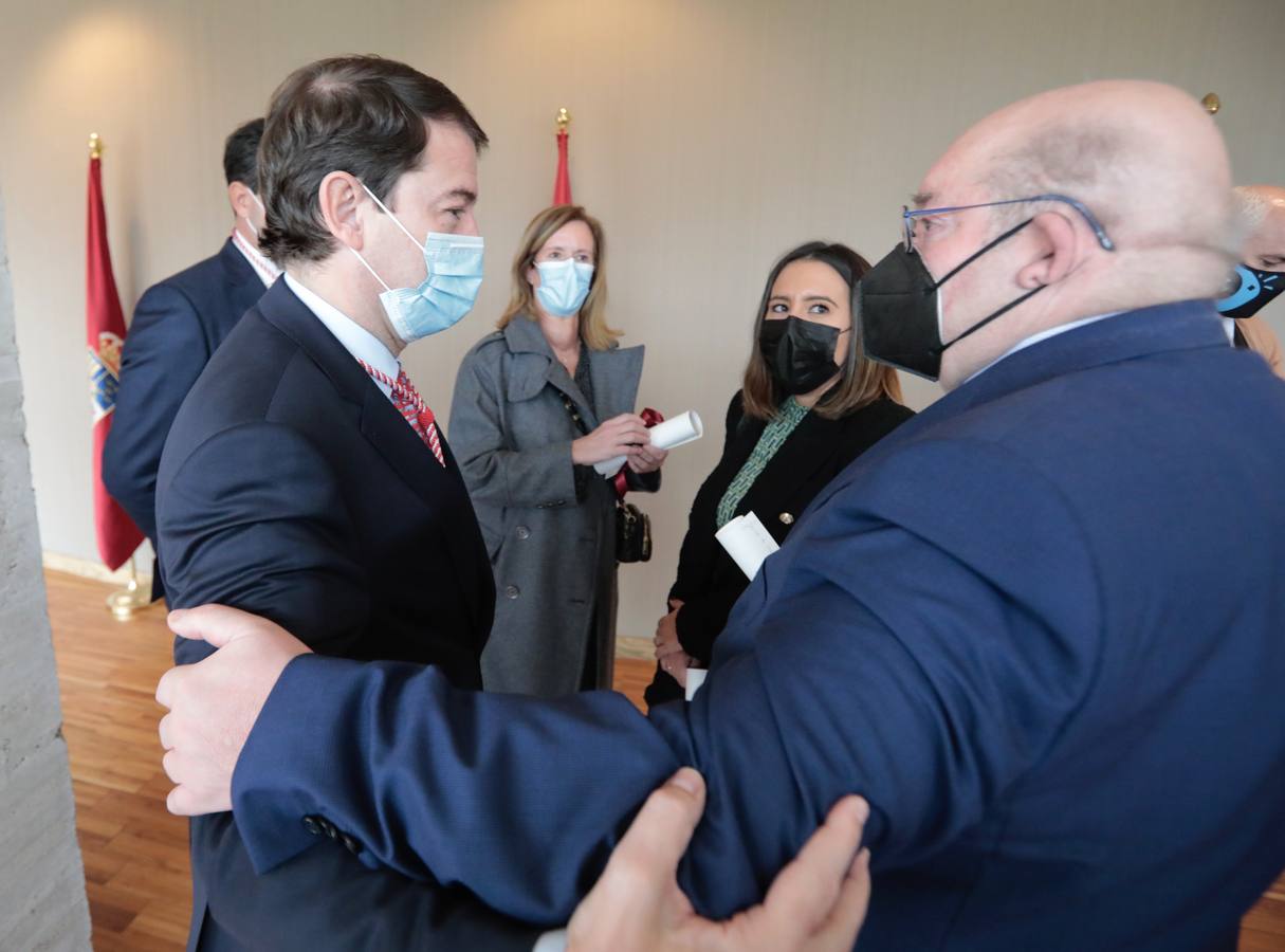 Fotos: Entrega de la Medalla de Oro de las Cortes a los sanitarios y sociosanitarios por su labor durante la pandemia