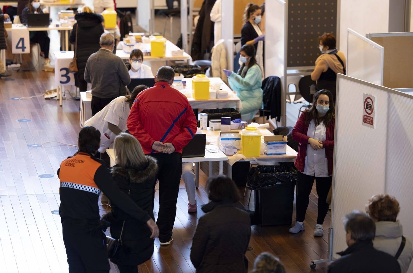 Fotos: Tercera dosis de la vacuna contra la covid-19 en el Centro Cultural Miguel Delibes de Valladolid