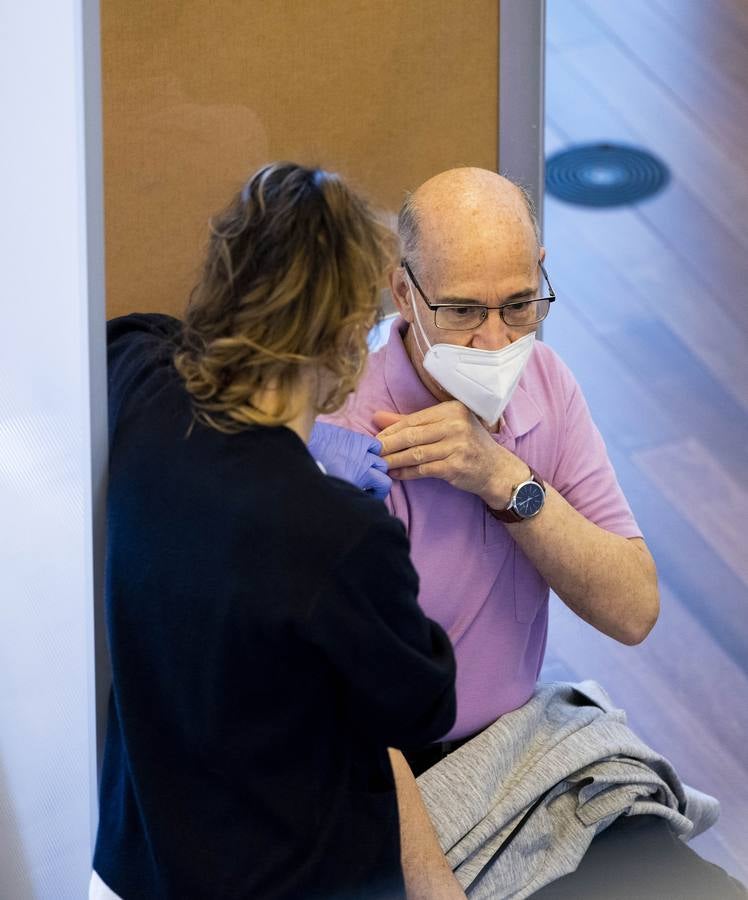 Fotos: Tercera dosis de la vacuna contra la covid-19 en el Centro Cultural Miguel Delibes de Valladolid