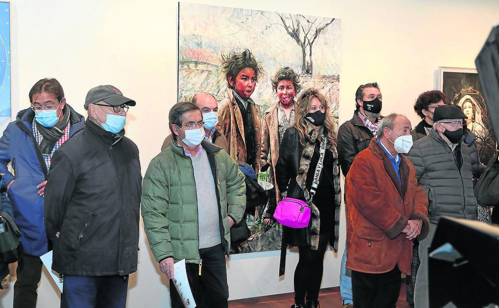 Representantes de la sociedad cultural palentina, durante la inauguración.