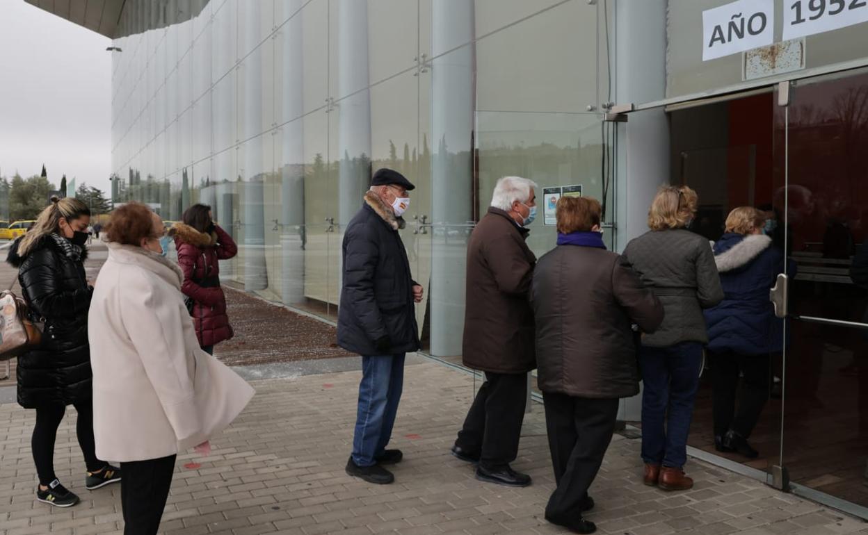 Administración de la tercera dosis de la vacuna contra la covid-19 hoy miércoles en Valladolid. 