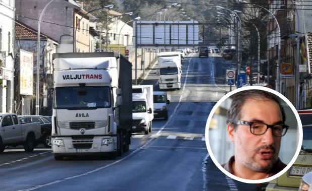 Fernando García, director de Asetra; en grande, camiones circulan por una carretera segoviana.