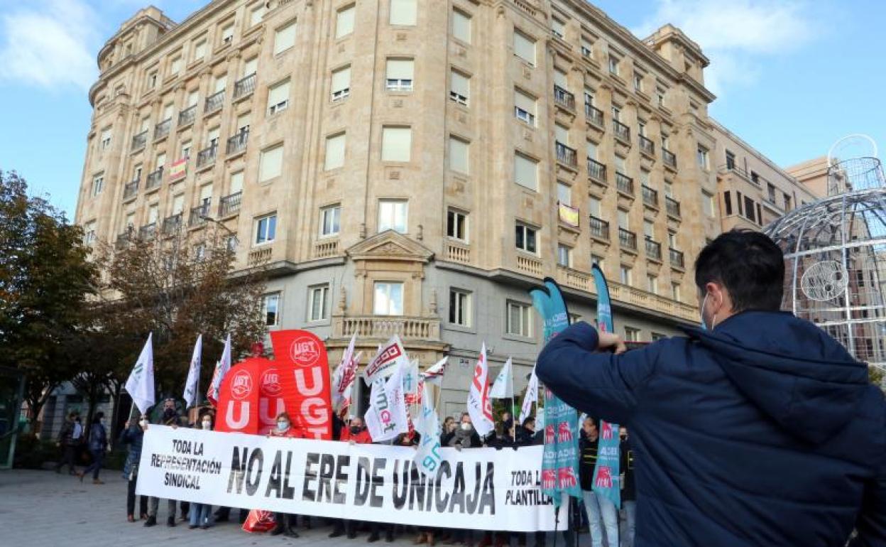 Protesta de esta mañana en la sede de Unicaja en la plaza de Zorrilla de Valladolid.