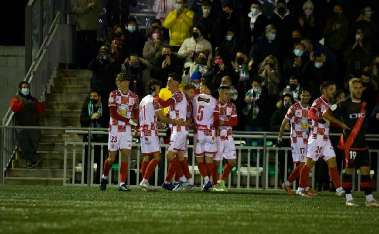 Los jugadores del Guijuelo celenbran el gol de Toti.