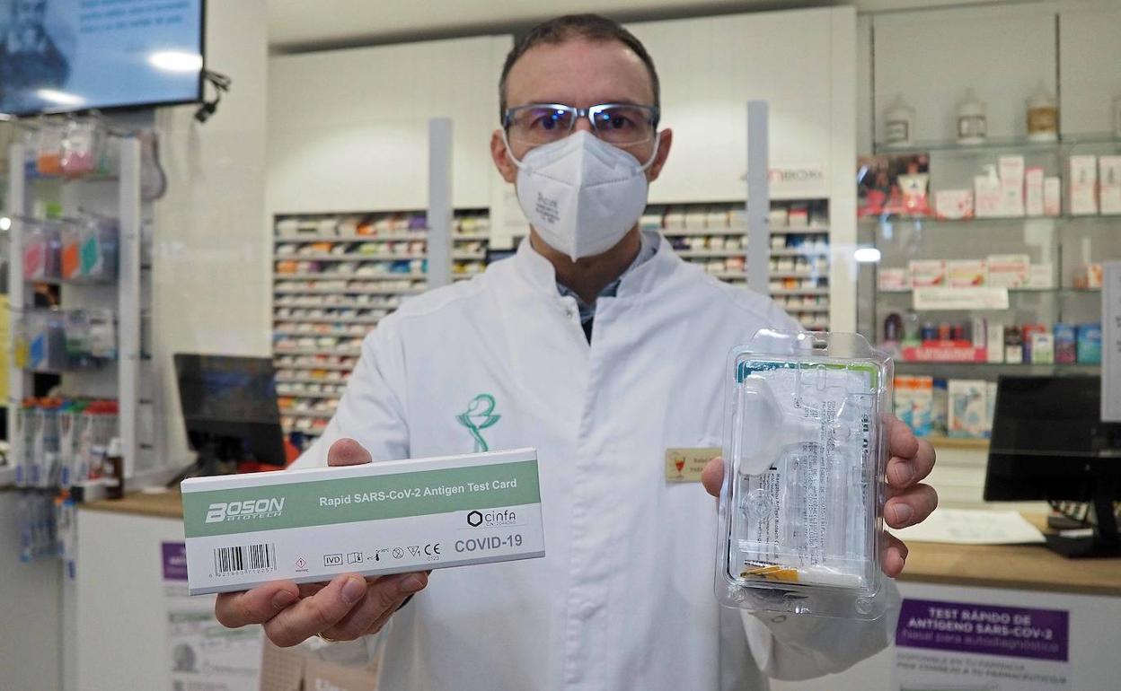 Rafael Martínez muestra los dos tipos de test rápidos que se despachan en las farmacias. 