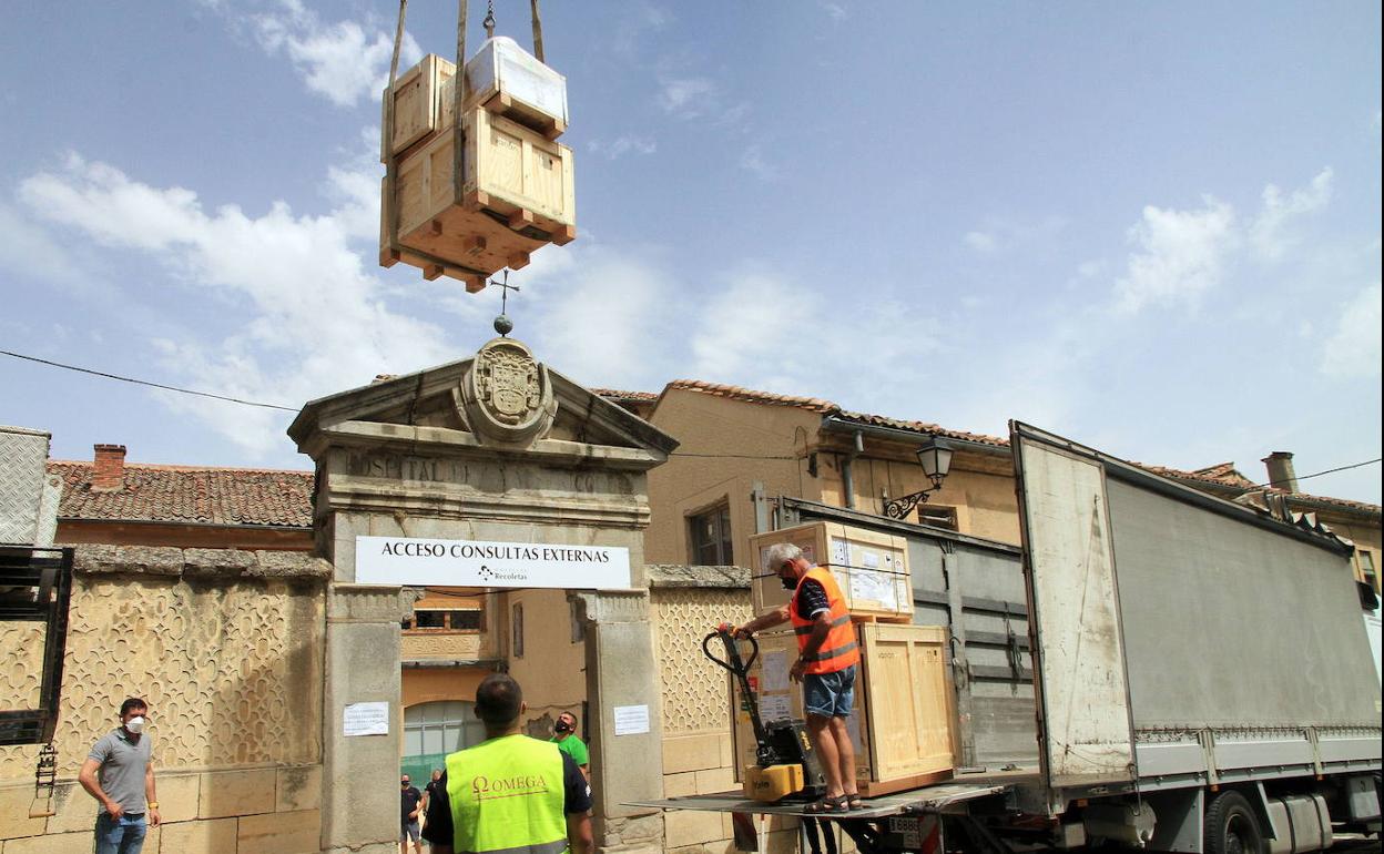 Operarios descargan cajas del acelerador lineal en el hospital de La Misericordia, el pasado verano. 