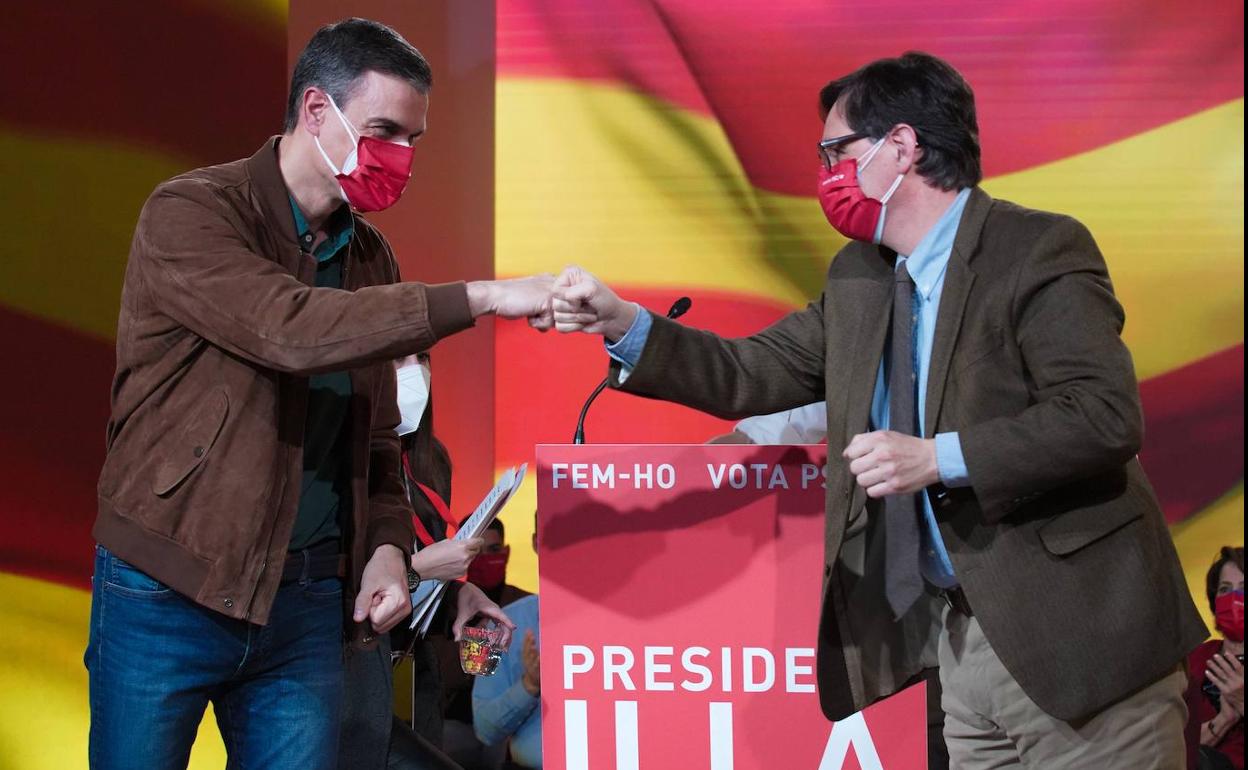 Pedro Sánchez y Salvador Illa, en un acto de la campaña electoral catalana.