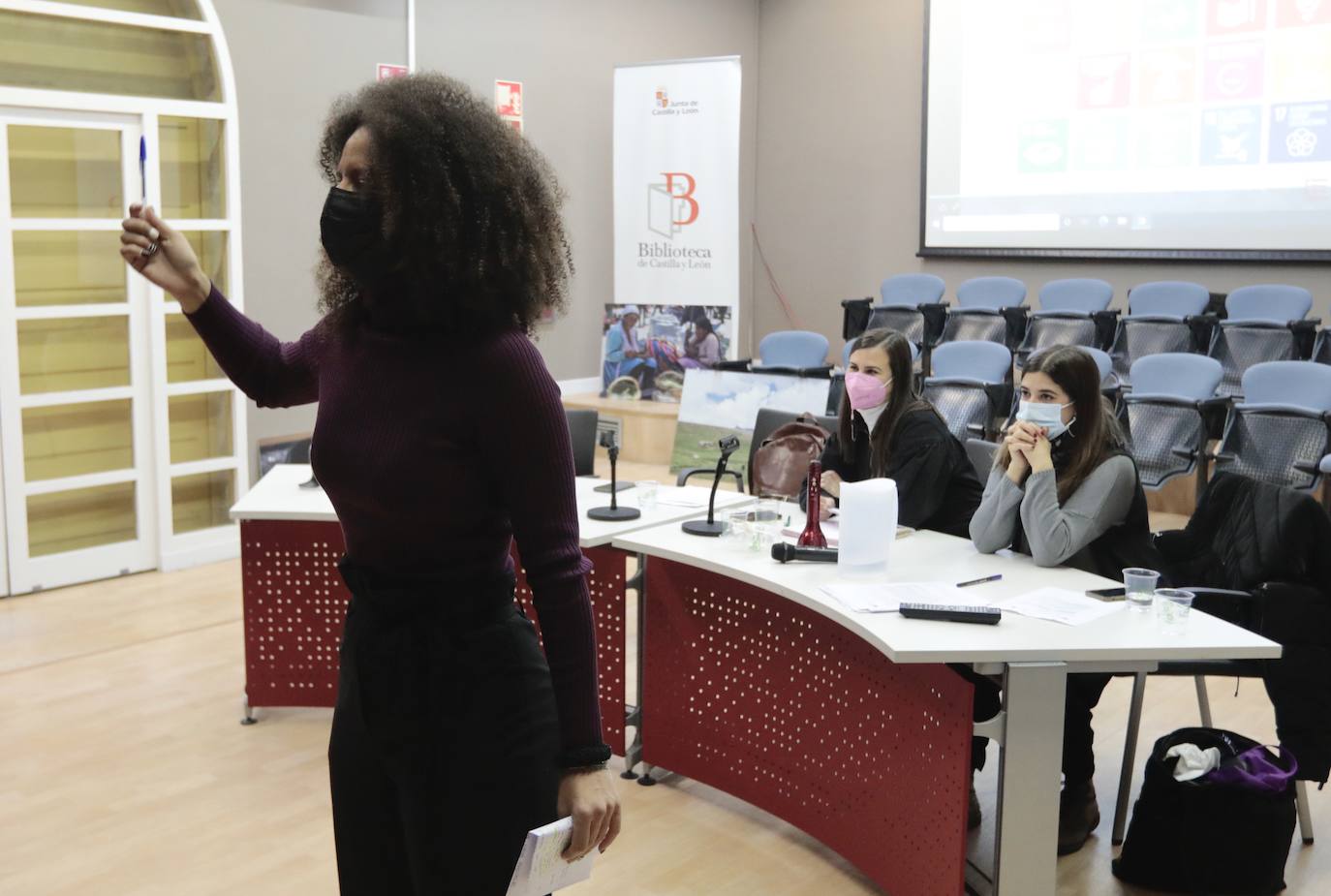 Momentos del encuentro en la Biblioteca de Castilla y León.