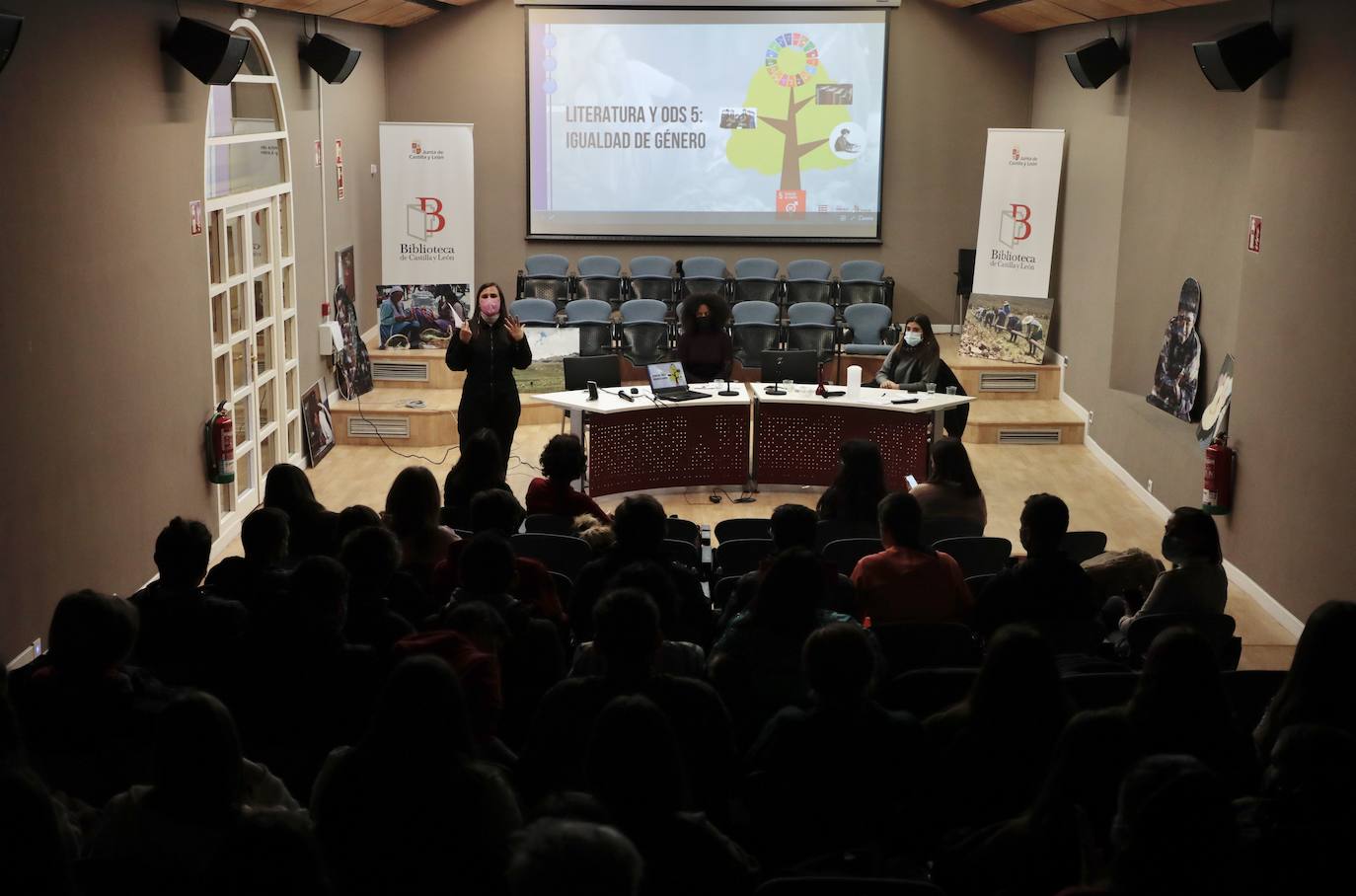 Momentos del encuentro en la Biblioteca de Castilla y León.