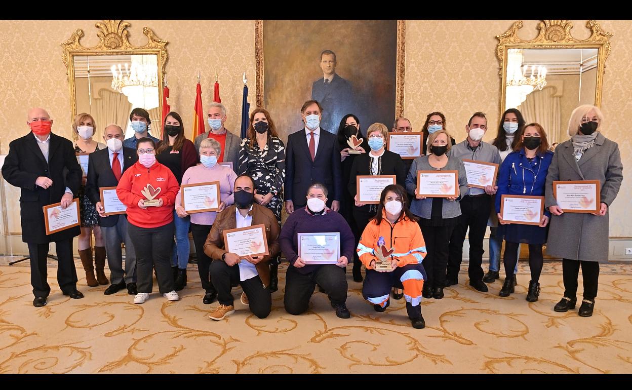 Asociaciones y particulares que fueron ayer reconocidas por el Ayuntamiento por su trabajo voluntario y altruista.