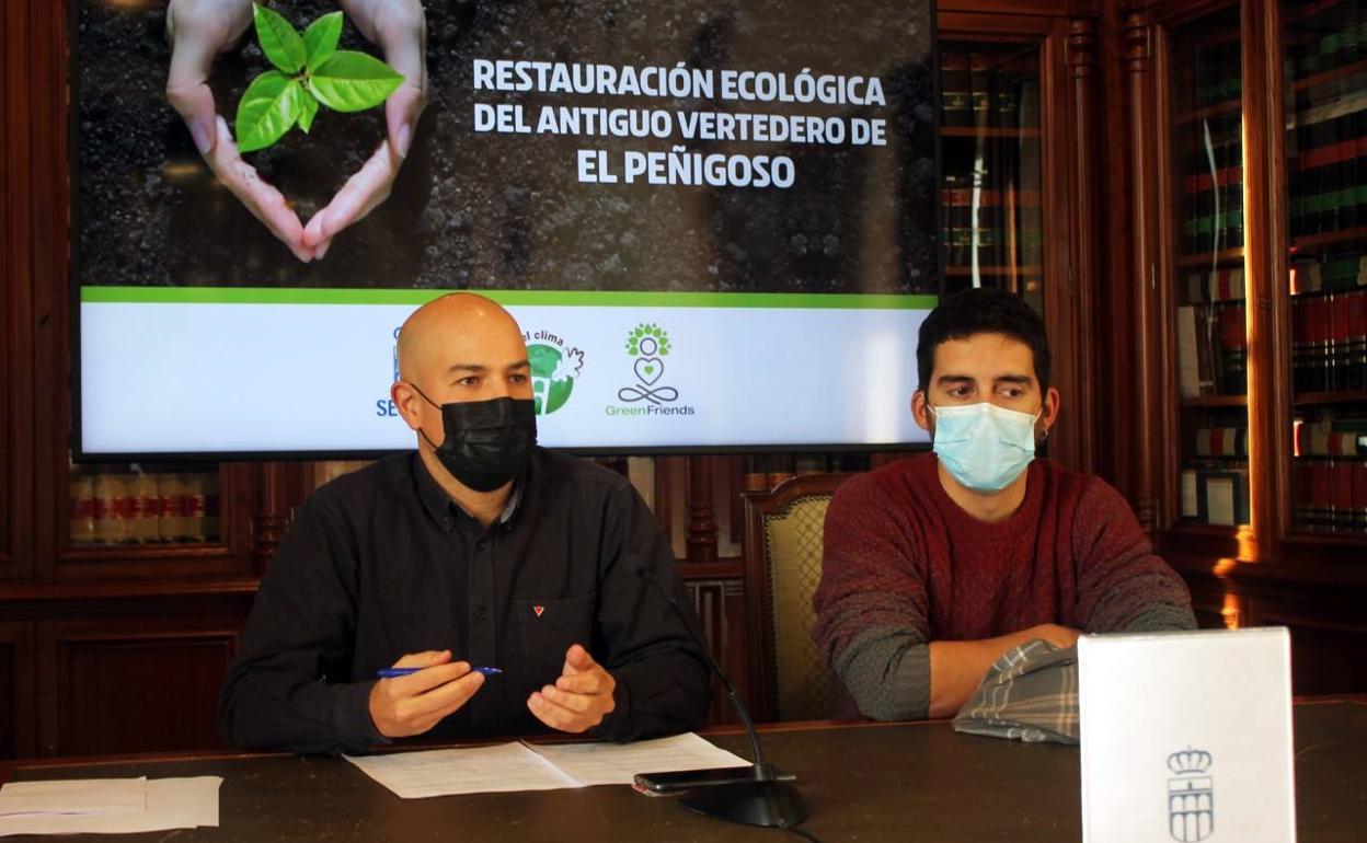 El concejal Ángel Galindo (i), durante la rueda de prensa.