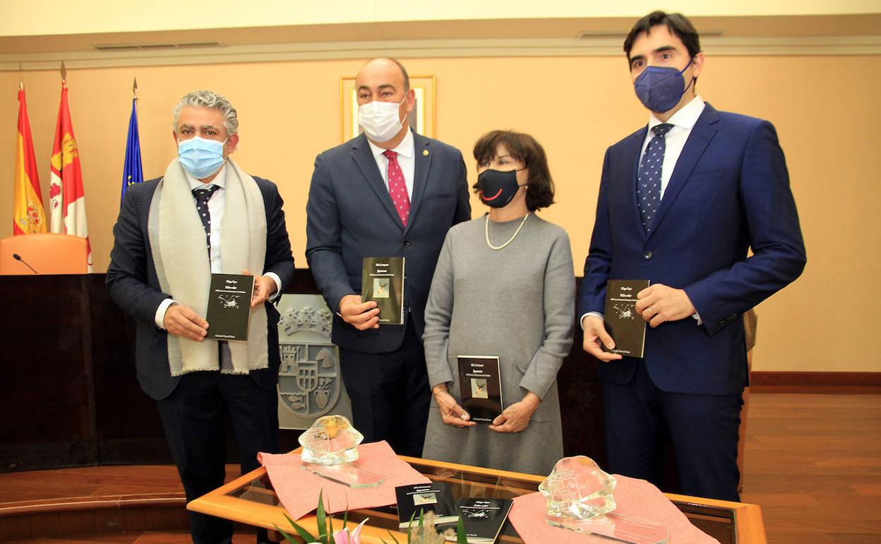 Isla Correyero y Diego Vaya (d), ganadora y accésit del Jaime Gil de Biedma, posan junto Miguel Ángel de Vicente y José María Bravo. 