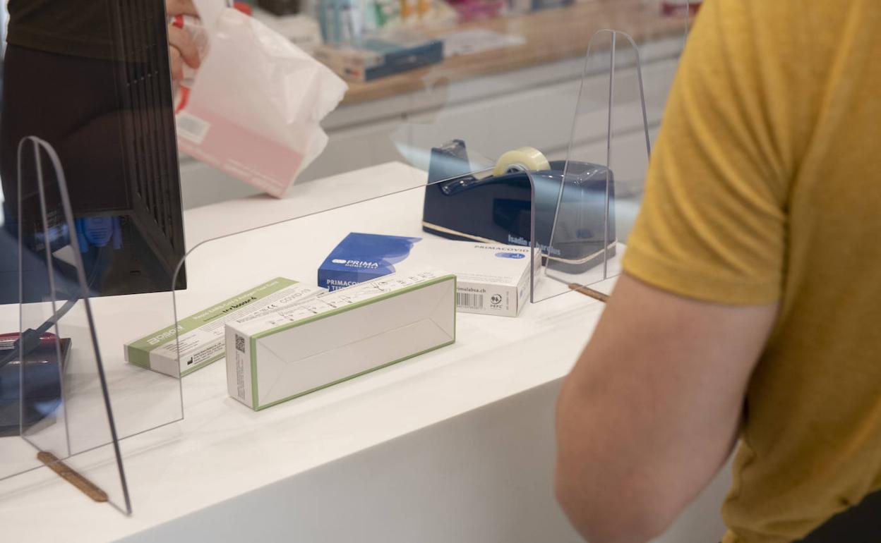Una persona adquiere un test de antígenos en una farmacia de Segovia. 