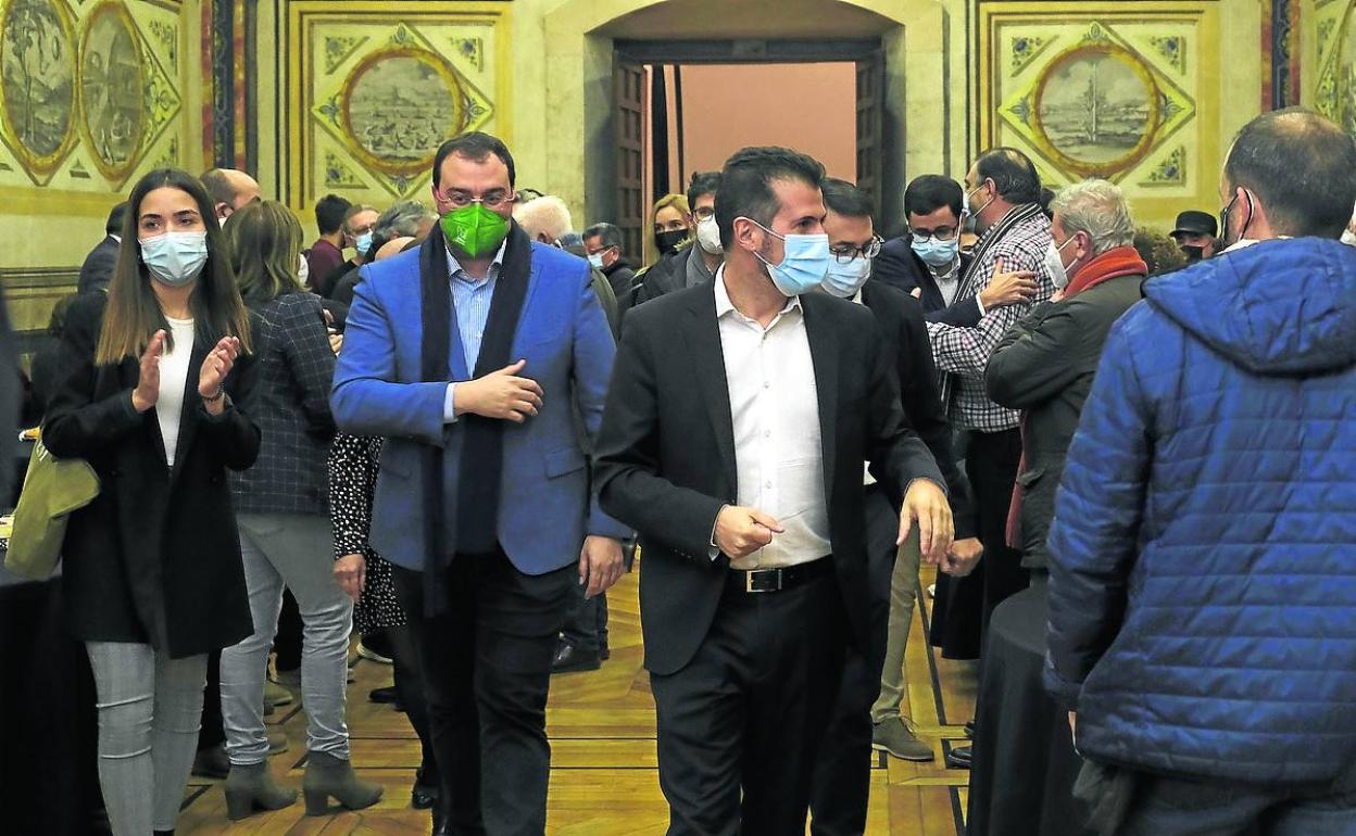 Adrián Barbón y Luis Tudanca (en el centro) participaron ayer en el acto en honor de la Constitución