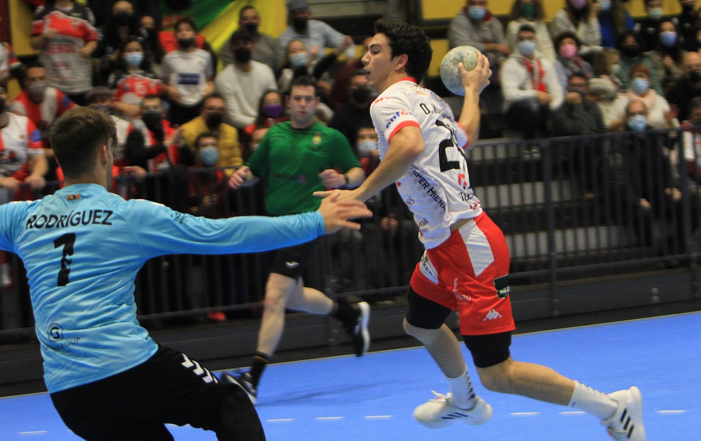 Partido entre el Balonmano Nava y el Benidorm.