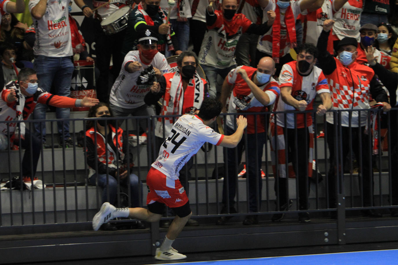 Partido entre el Balonmano Nava y el Benidorm.