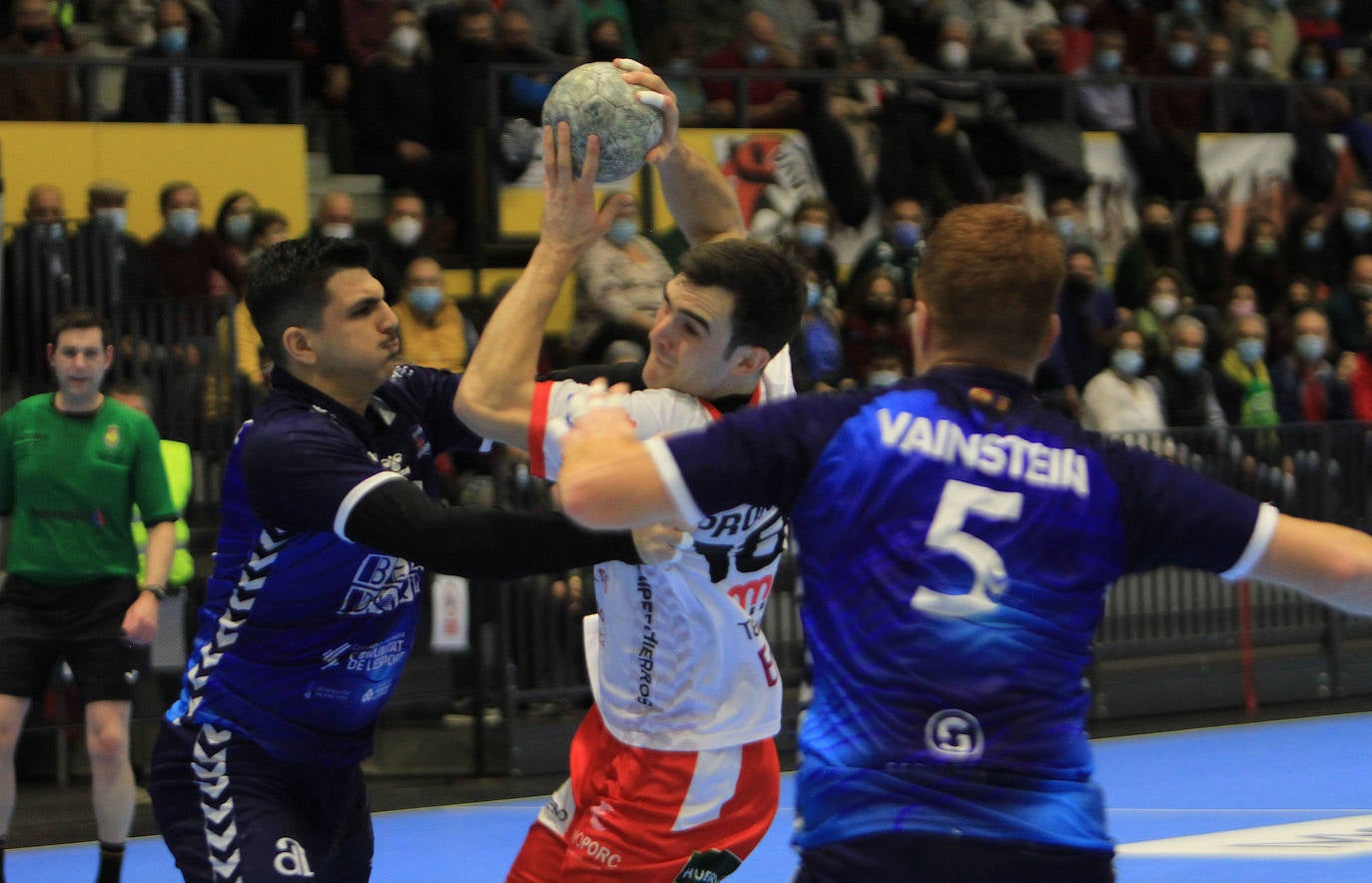 Partido entre el Balonmano Nava y el Benidorm.