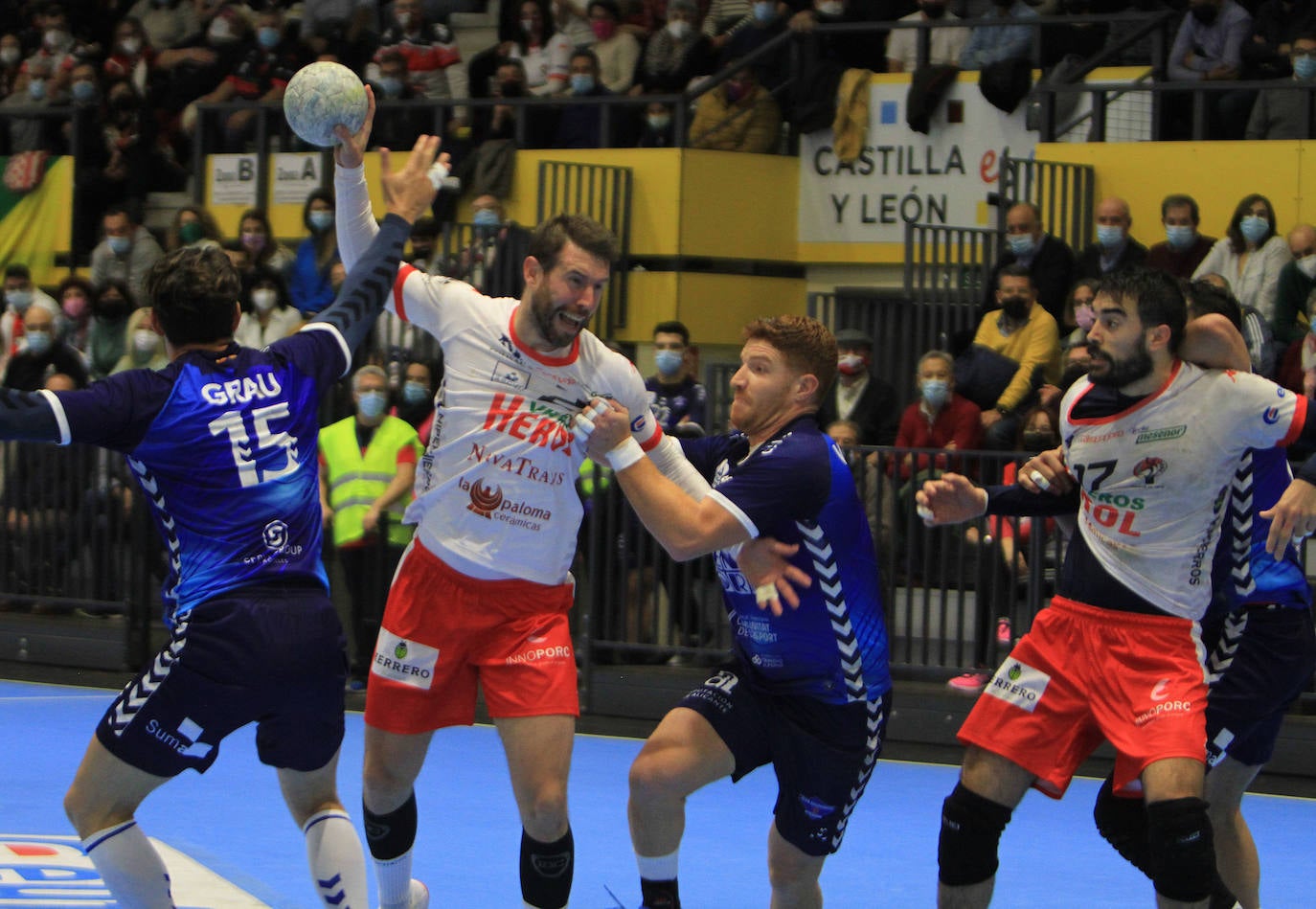 Partido entre el Balonmano Nava y el Benidorm.