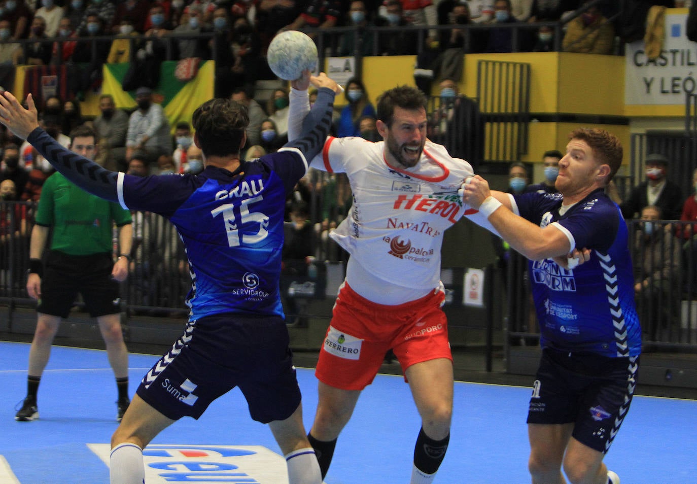 Partido entre el Balonmano Nava y el Benidorm.