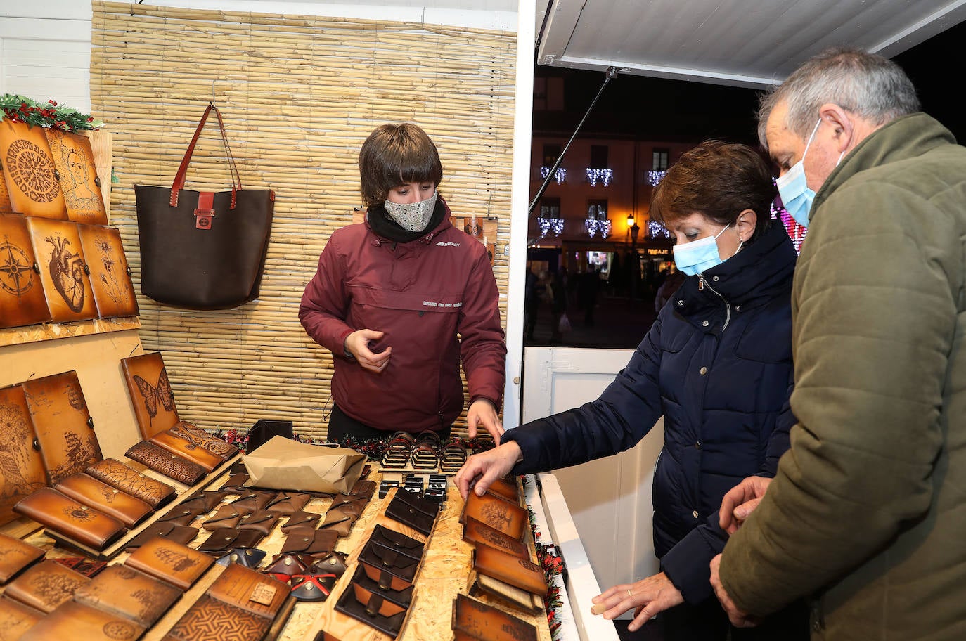 Fotos: La artesanía navideña se apodera de la Plaza Mayor