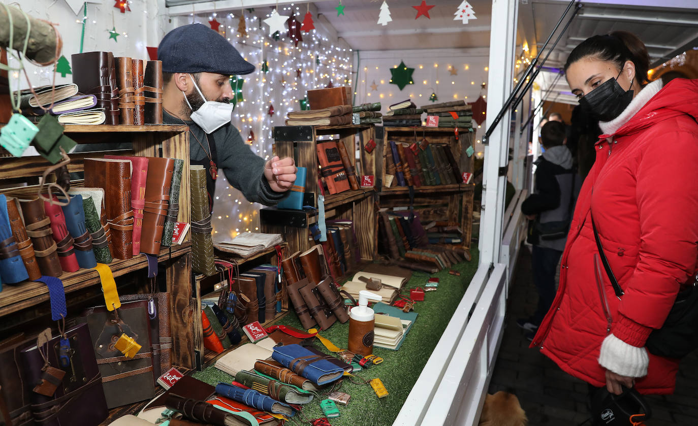 Fotos: La artesanía navideña se apodera de la Plaza Mayor