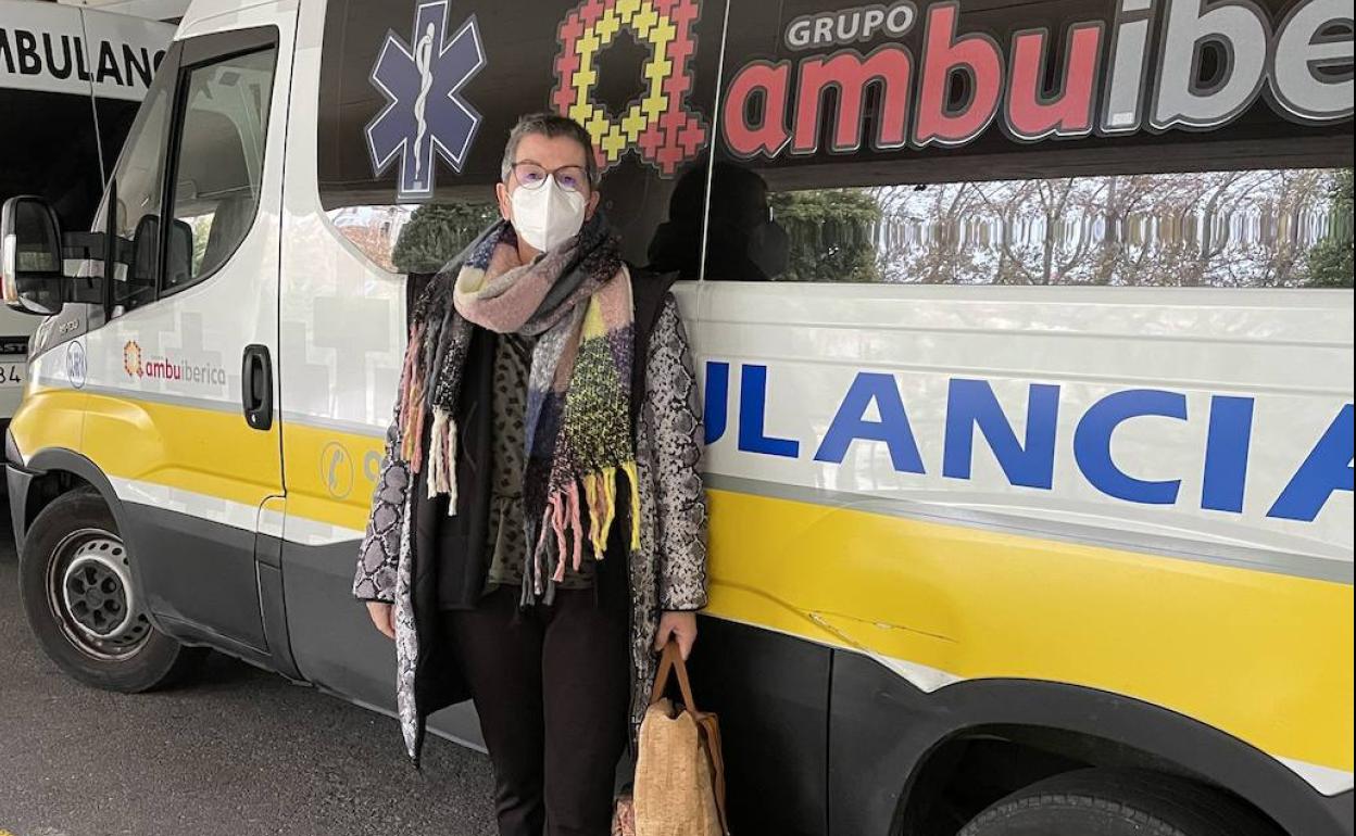 María Concepción Manrique, junto a una ambulancias. 