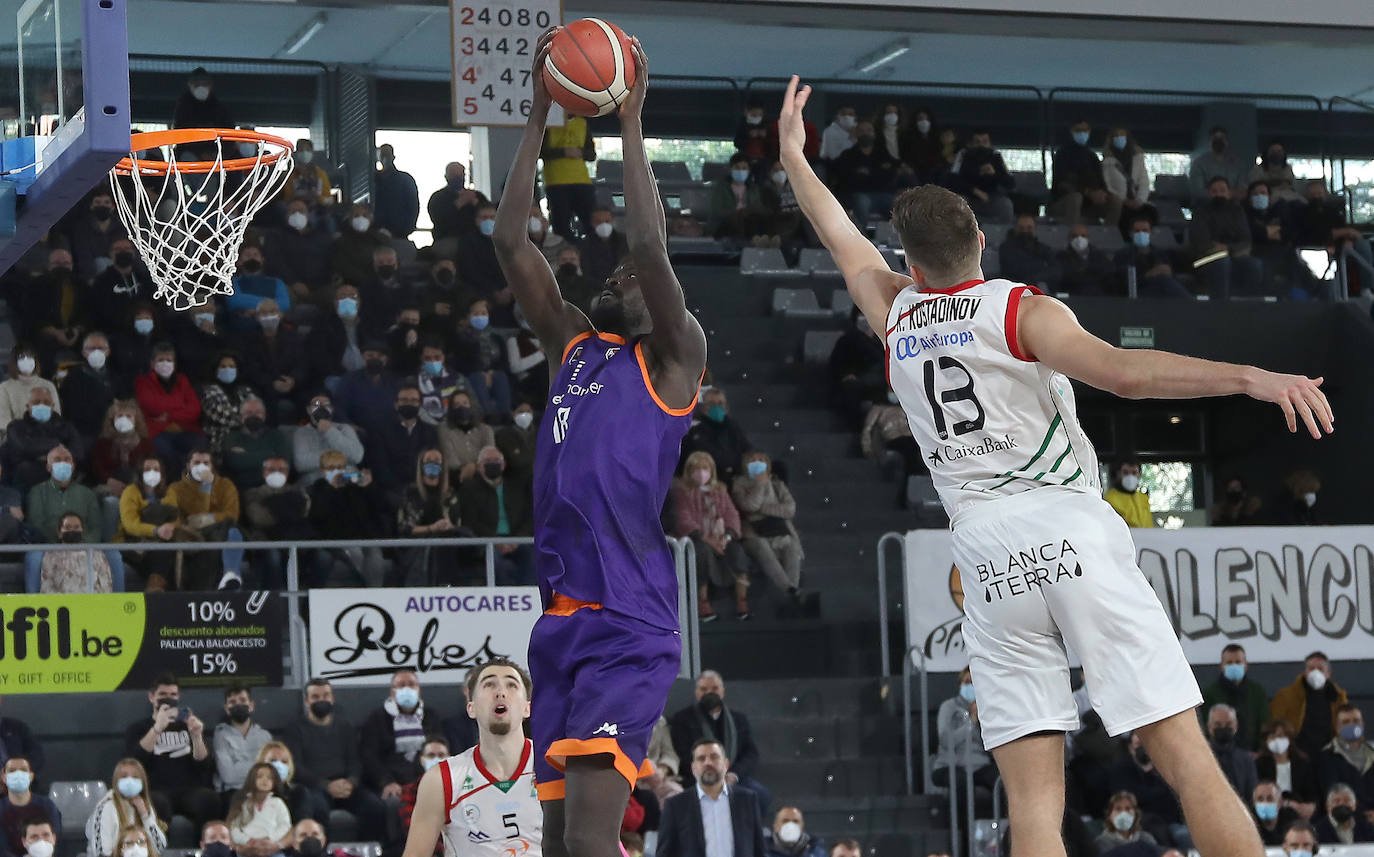 Fotos: Triunfo morado sobre la bocina (76-74)