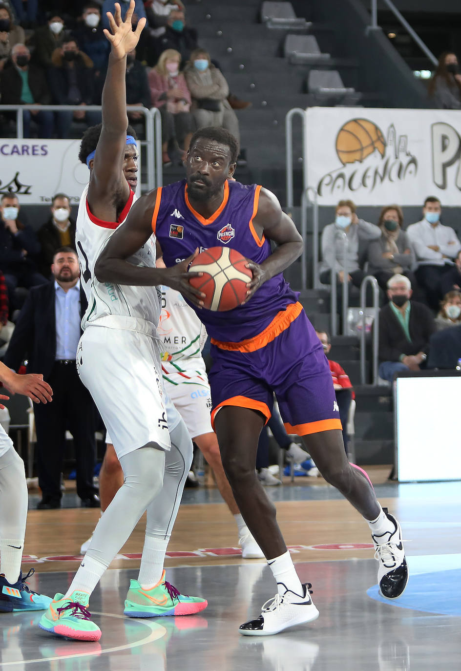 Fotos: Triunfo morado sobre la bocina (76-74)