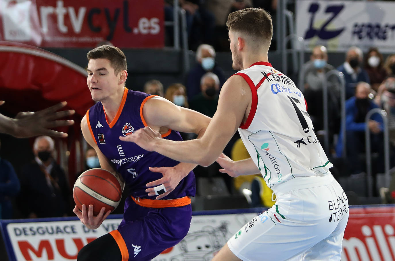 Fotos: Triunfo morado sobre la bocina (76-74)