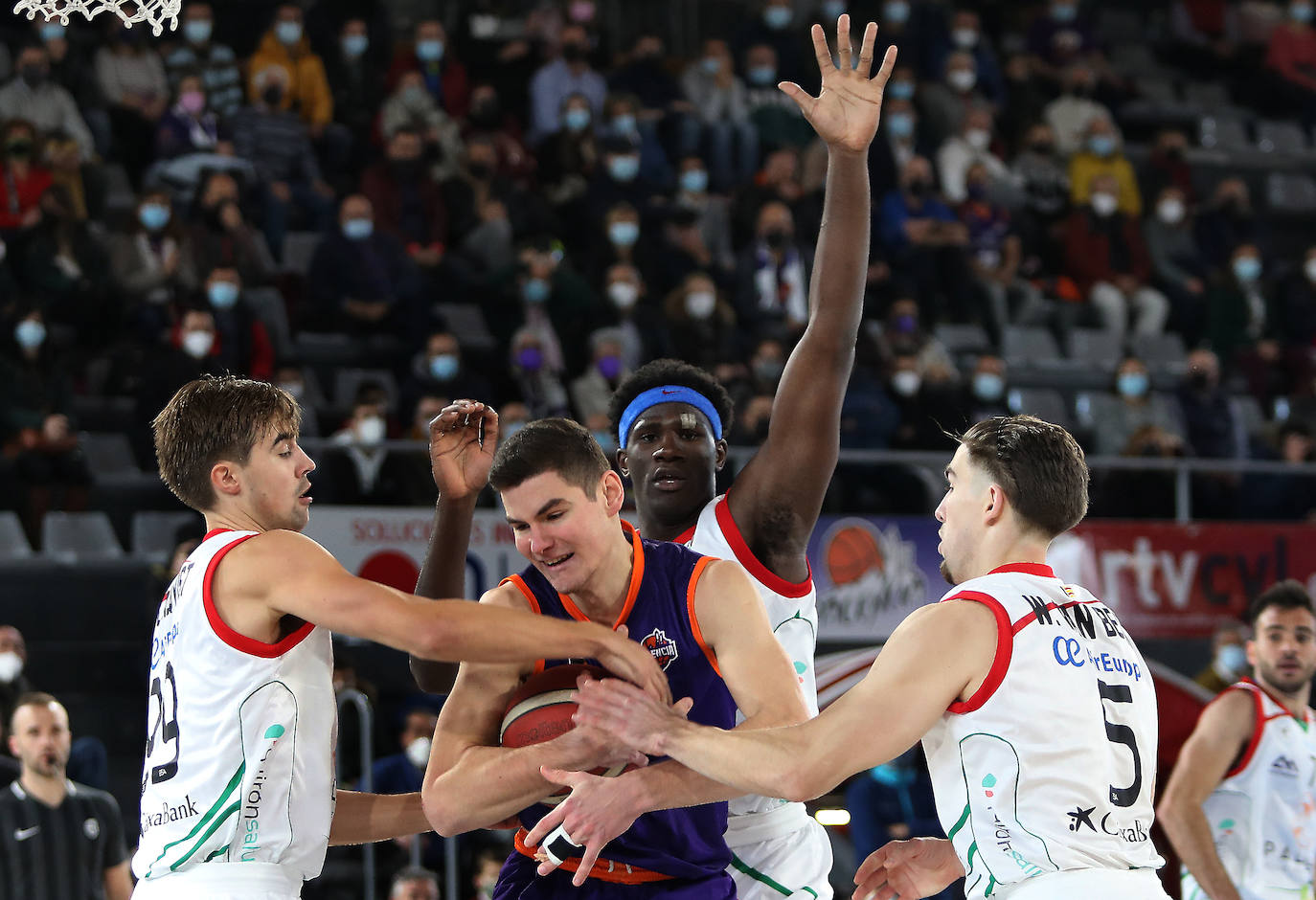 Fotos: Triunfo morado sobre la bocina (76-74)