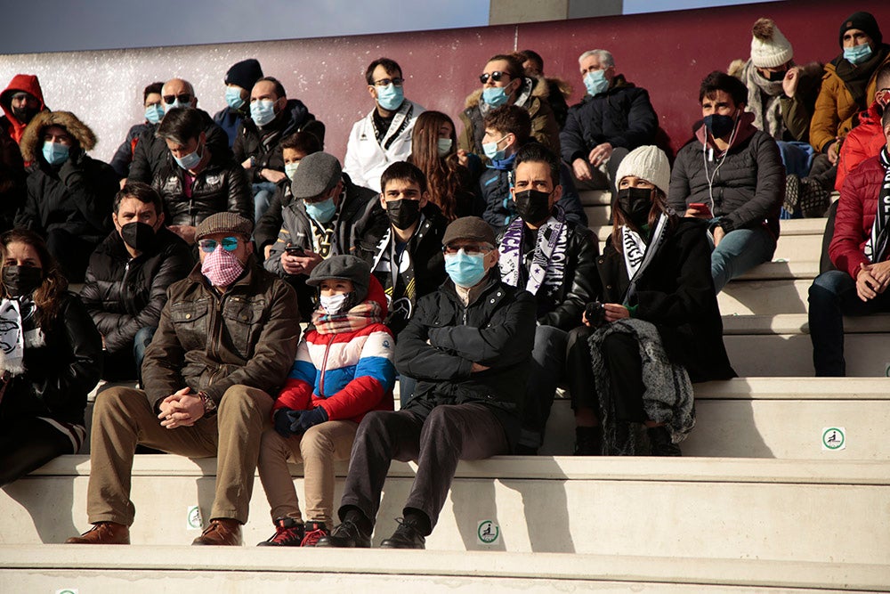 Asientos azules y bufandas y gorros blanquinegros y blanquirrojos como elementos protagonistas de una fría tarde en el Reina Sofía 