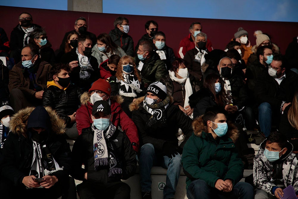 Asientos azules y bufandas y gorros blanquinegros y blanquirrojos como elementos protagonistas de una fría tarde en el Reina Sofía 