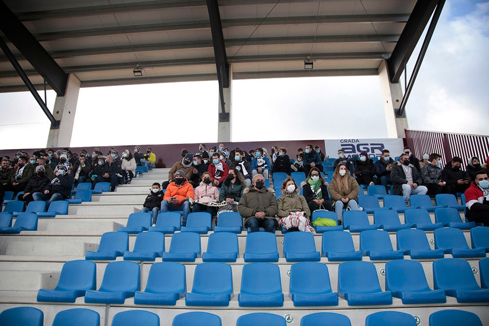 Asientos azules y bufandas y gorros blanquinegros y blanquirrojos como elementos protagonistas de una fría tarde en el Reina Sofía 